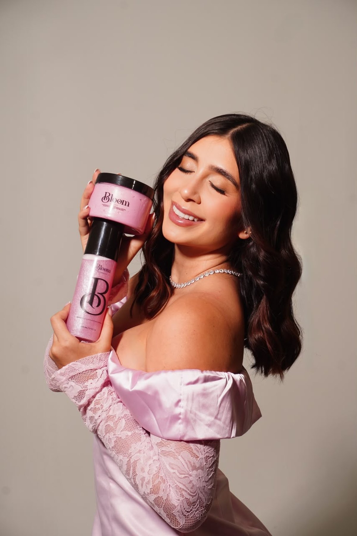 Valecita Hu con el Body Splash y la Mantequilla Corporal Bloom Sandía Bombón